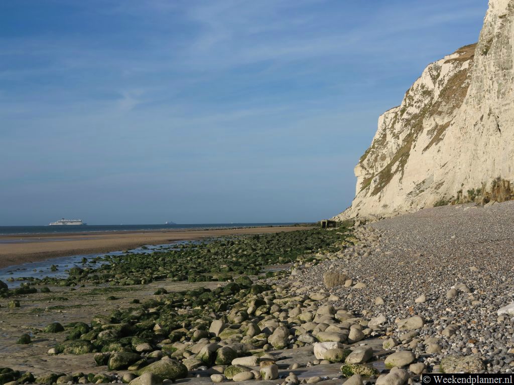 Op het strand zie je de grote veerboten rnaar Engeland vlakbij de kust varen. Tip: De veerboten van Calais naar Dover.