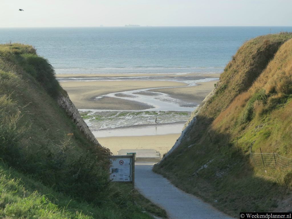 Dit is de opgang naar het strand bij Escalles. De witte klippen liggen rechts.