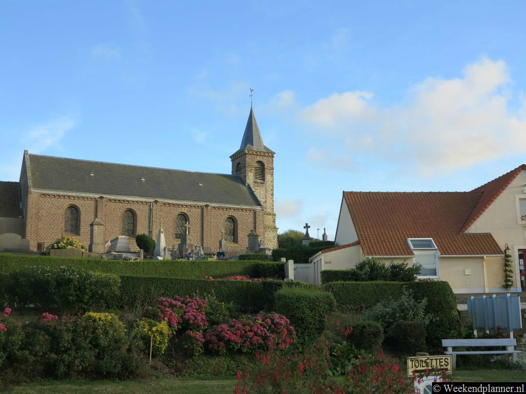 De kerk in het het centrum van Escalles.Tip: Het dorp Escalles bij Cap Blanc Nez..