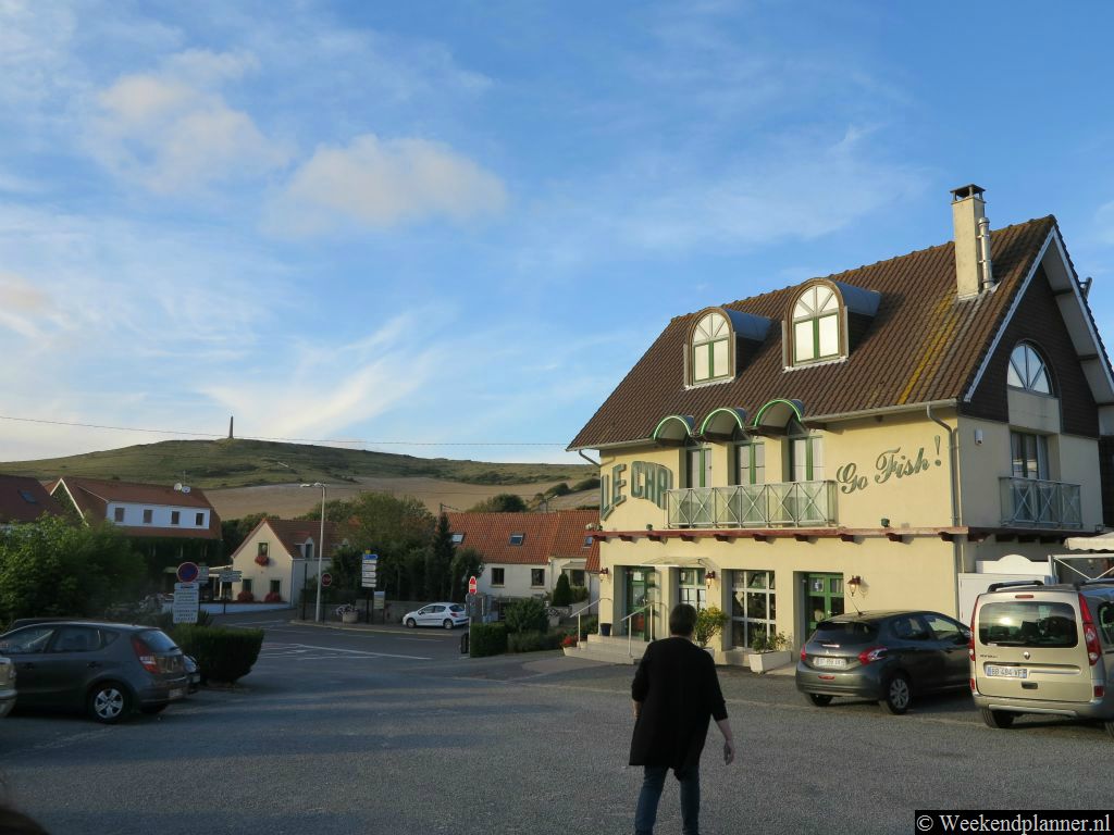 Het centrum van Escalles. Op de achtergrond zie je het Dover Patrol monument op de top van Cap Blanc-Nez. .Tip: Het dorp Escalles bij Cap Blanc Nez..