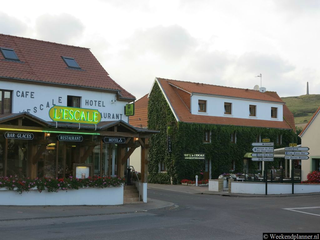 In het centrum van Escalles liggen een paar hotels en enkele B&B's en vakantiehuizen en er is een camping. Op de foto zie je twee hotels waar je ook lekker kunt eten..Tip: Het dorp Escalles bij Cap Blanc Nez..