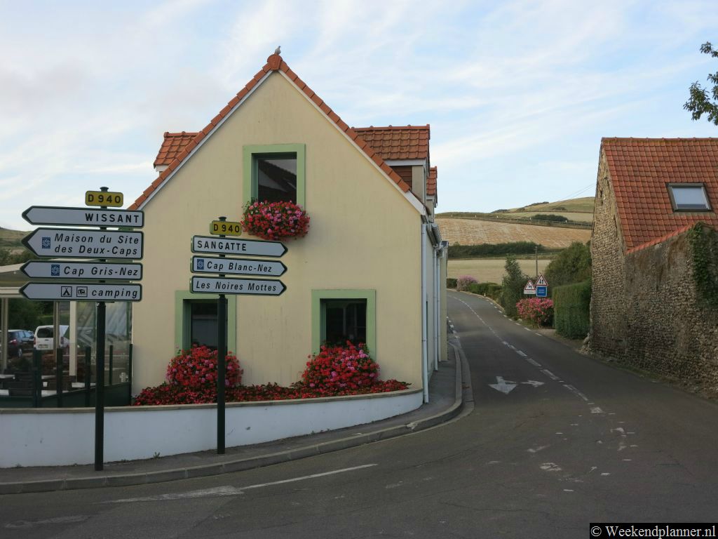 Als je in Escalles hier afslaat kom je op de weg naar Cap Blanc-Nez en het strand.Tip: Het dorp Escalles bij Cap Blanc Nez..