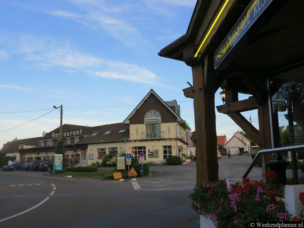 Het visrestaurant Le Restaurant Le Cap ligt bij het centrale plein Place de la Mairie. Het restaurant ligt tegenover Hôtel L'Escale.Tip: Het dorp Escalles bij Cap Blanc Nez..