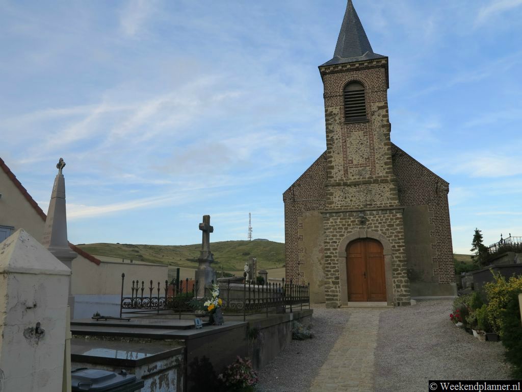 De kerk in het centrum van Escalles.Tip: Het dorp Escalles bij Cap Blanc Nez..