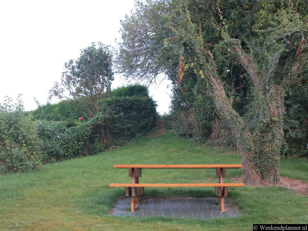 Aan de rand van Escalles kun je zo de velden inlopen. Het dorp ligt in een prachtig glooiend landschap met veel wandelpaden. Tip: Ga eens in de buurt picknicken.
