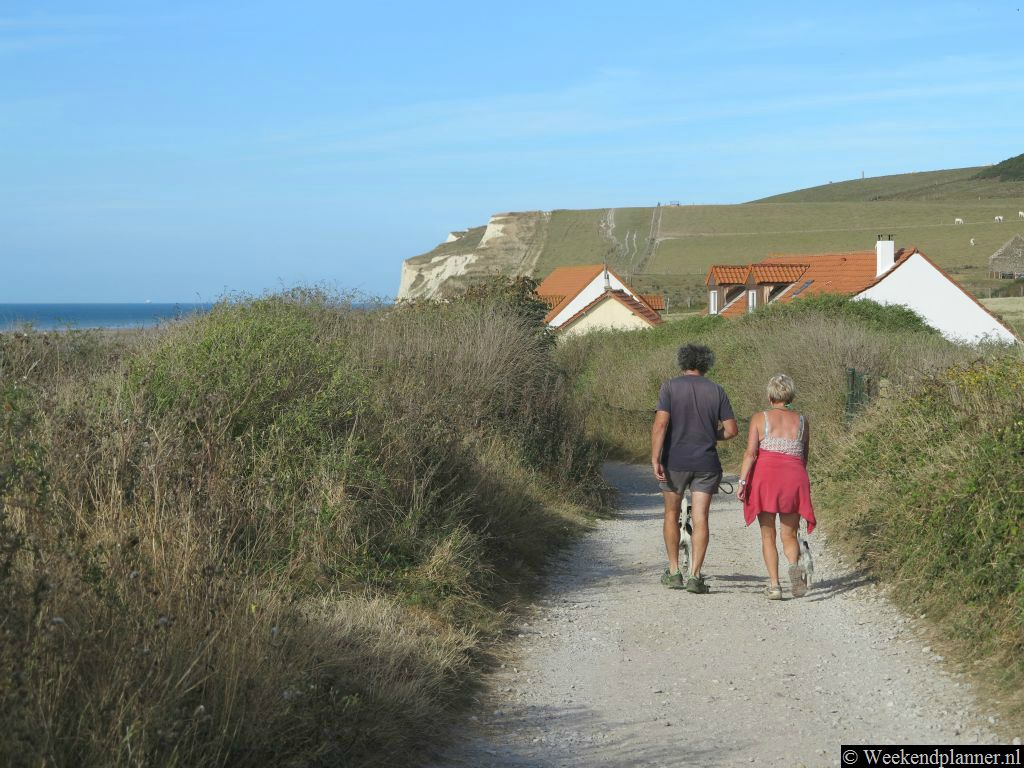 Tussen Wissant en Escalles kun je wandelen. Langs het pad op de foto liggen een aantal vakantiehuizen.Tip: Reserveer een vakantiehuis tussen Wissant en Escalles.