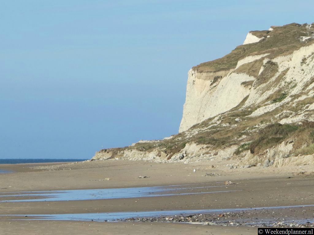 Je kunt ook over het strand van Wissant naar Cap Blanc-Nez lopen. Tip: De mooie kust bij Calais.