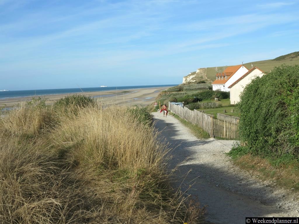 Een opgang naar het strand. De veerboten naar Engeland varen hier dichtbij de kust.
