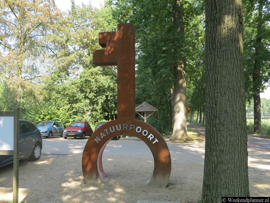 Bij Kasteel Heeswijk kun je gratis parkeren. Je kunt het kasteel bezoeken of gewoon in de groene omgeving gaan wandelen.