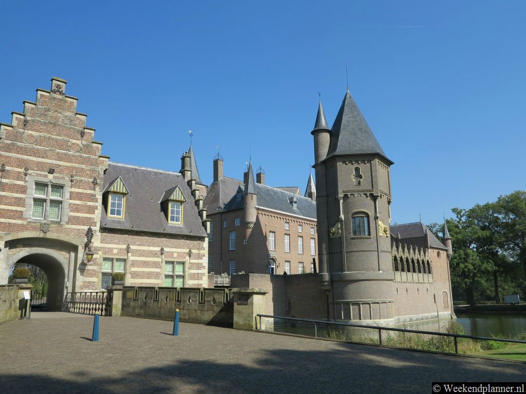 Je kunt de brasserie in het koetshuis en het kasteel bezoeken via deze poort.Tip: De kastelen bij Den Bosch.