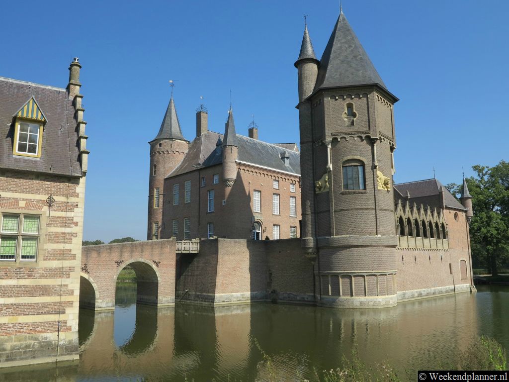 Kasteel Heeswijk is een prachtig kasteel bij Heeswijk Dinther, ongeveer 13 km van Den Bosch. Adres: Kasteel 4, 5473 VA Heeswijk Dinther.Tip: De kastelen bij Den Bosch.