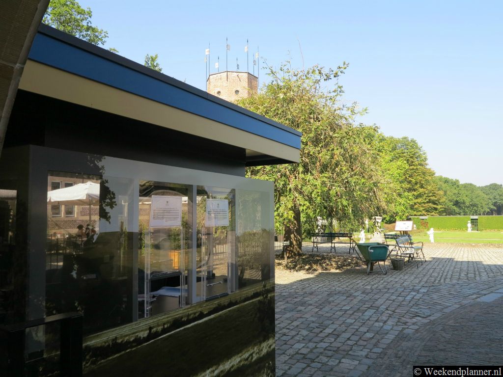 Bij de kassa bij de poort kun je kaartjes kopen als je het kasteel wilt bezoeken. Als je alleen voor de brasserie in het koetshuis komt hoef je natuurlijk geen kaartje te kopen.