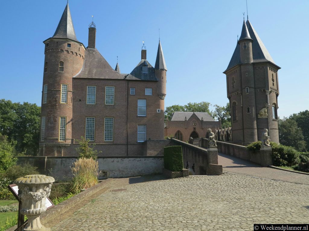 Na de kassa loop je over de brug het kasteel in. Het  museum is ingericht in de stijl van de negentiende eeuw.