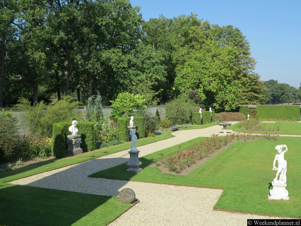Vanaf het terras bij de brasserie in het koetshuis heb je een mooi uitzicht op het kasteel en de tuin.