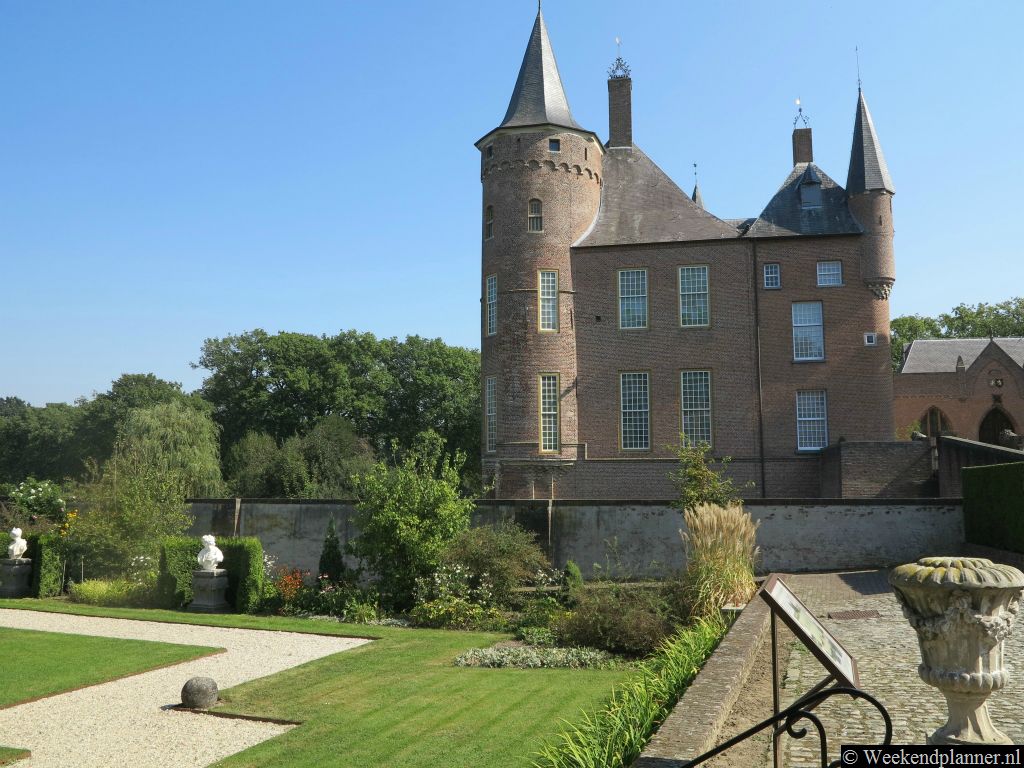 Bij het kasteel ligt een fraaie tuin.