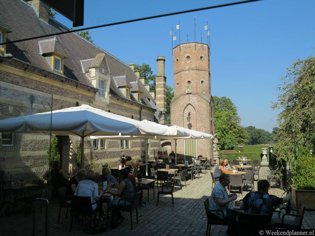 De brasserie met terras is gevestigd in het voormalige koetshuis. Tip: Leuke dingen doen in de buurt.