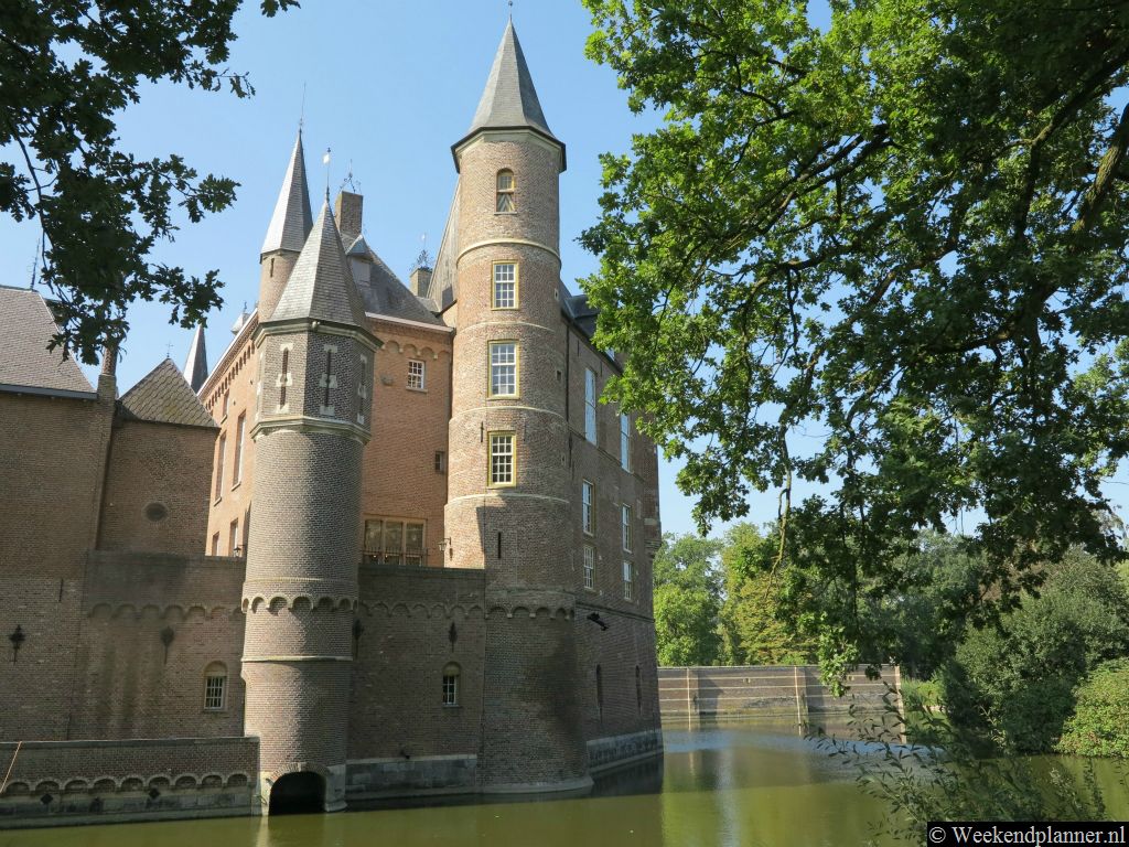 In de elfde eeuw stond hier al een burcht. In de loop der eeuwen is het kasteel meerdere keren verwoest. De baron van den Bogaerde verbouwde het kasteel tot de huidige vorm in 1835.Tip: Ga eens schetsen of tekenen.