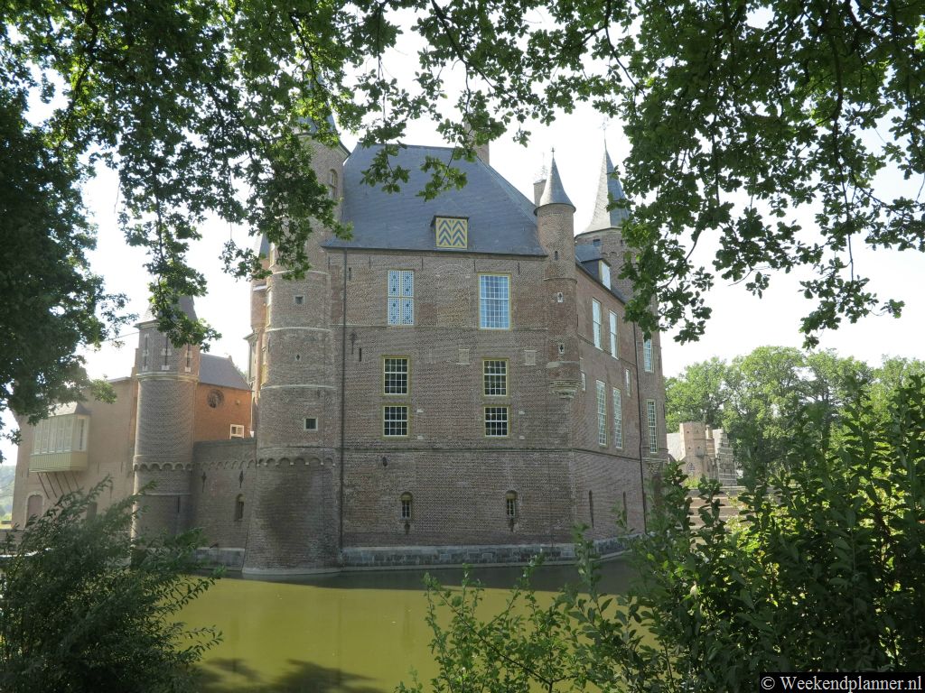 Kasteel Heemstede is omringt door een slotgracht. Je kunt langs de slotgracht rond het kasteel lopen.Tip: Ga eens schetsen of tekenen.