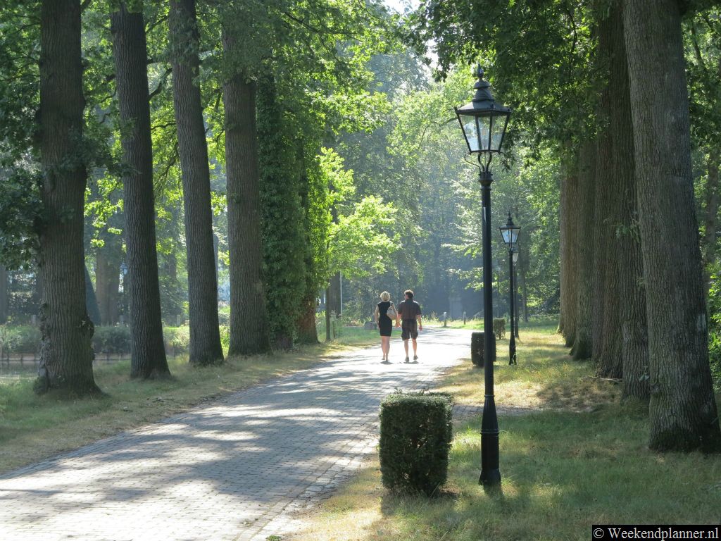 Het kasteel ligt vlakbij de rivier de Aa. Er is een prachtig natuurgebied waar je kunt fietsen en wandelen.Tip: Mooie wandelroutes in de buurt.