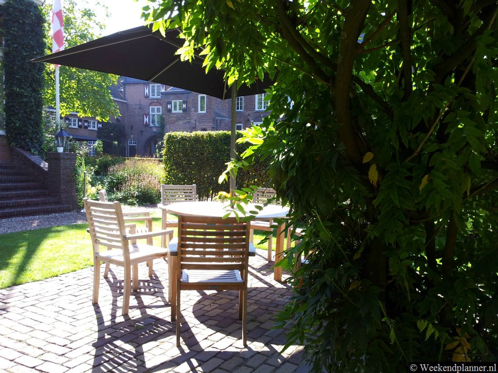 Je kunt ook de tuin bezoeken als je niet in het kasteel overnacht, luncht of dineert. Ga  eens bij het riviertje de Dommel kijken. Hier kun je picknicken. De brasserie levert de hapjes. Tip: Een culinair weekend weg.