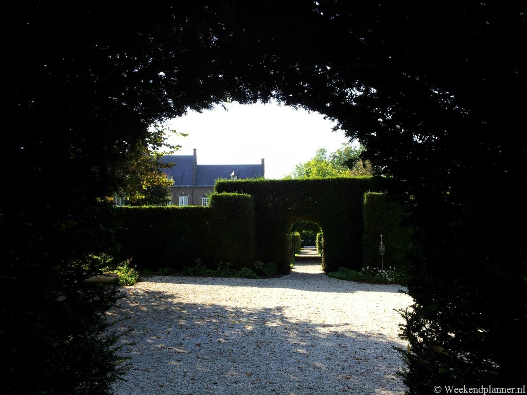 In de tuin van Kasteel Maurick heb je mooie doorkijkjes.