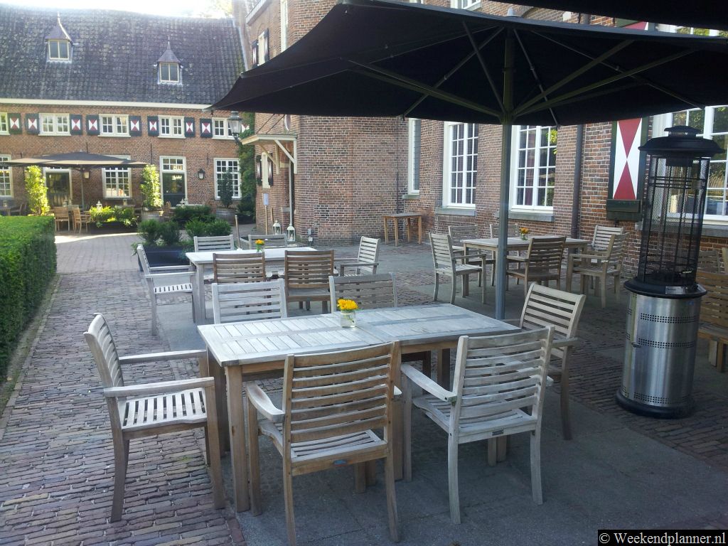 In Brasserie Catharina van Maurick kun je ontbijten, lunchen en dineren.  In de middag kun je ook genieten van een uitgebreide High Tea. Als je in Kasteel Maurick overnacht kun je in de brasserie ontbijten. Tip: Reserveer een kamer in dit hotel.