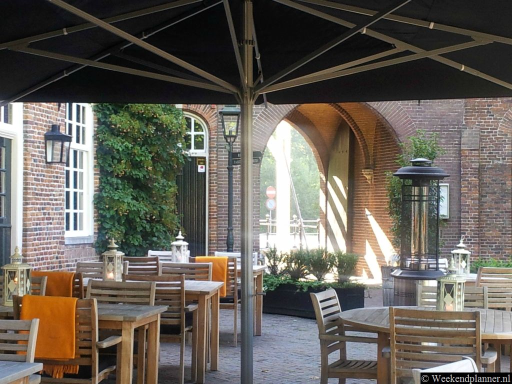 Op het terras bij het restaurant op de binnenplaats hangen dekens die je kunt gebruiken als het in de avond wat kouder is.