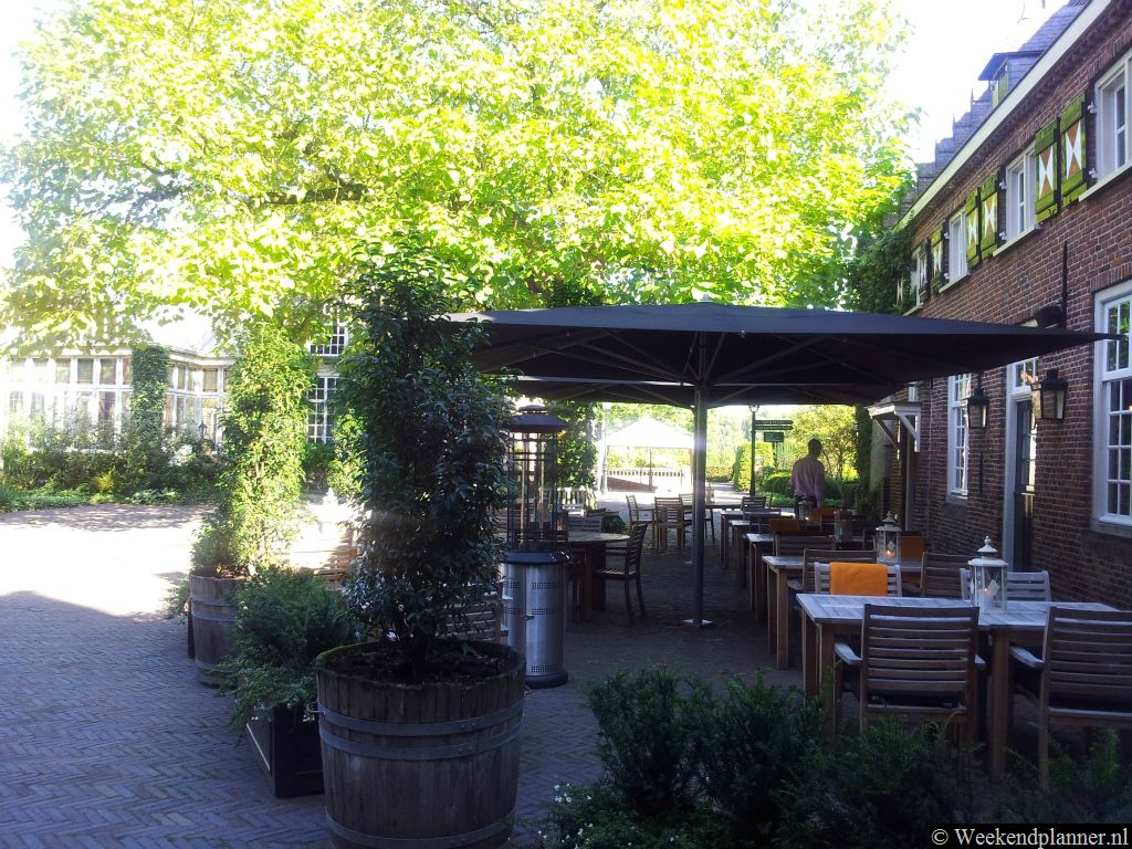 Dit is het terras van Restaurant Hendrik van Maurick op de binnenplaats van het kasteel. Het restaurant is een leuke plek voor een gastronomische avond.
