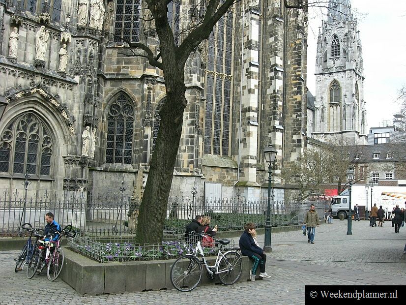 De Dom van Aken staat aan het Katschhof en Münsterhof. Het schip van de kerk is tussen 796 en 804 gebouwd. De Dom werd in WOII niet gebombardeerd en is dus helemaal orgineel. 