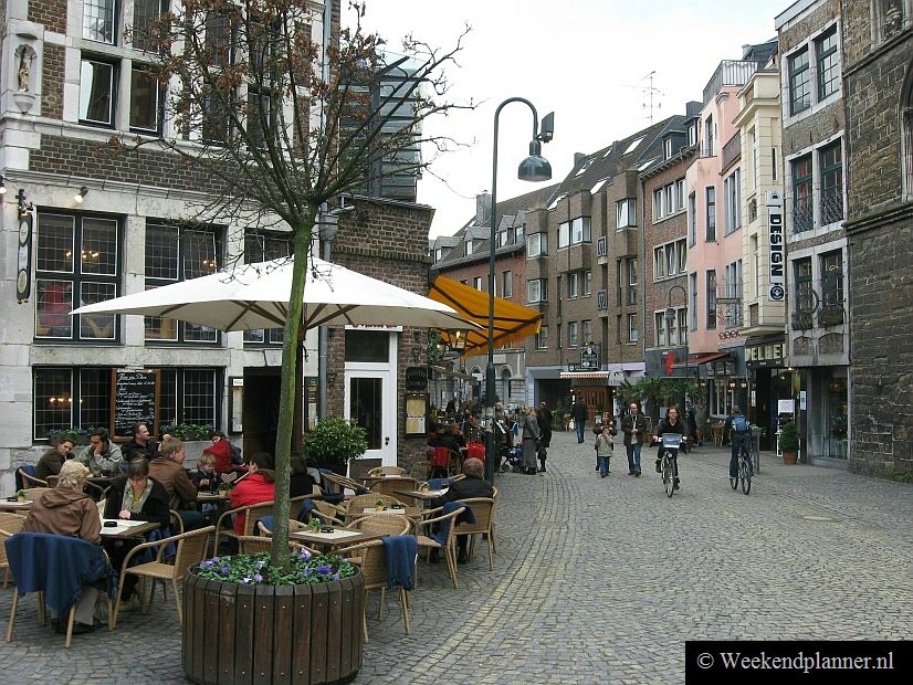 De Schmiedstrasse ligt vlakbij de Dom en de Fischmarkt in het historische centrum van Aken.  De cafés en restaurants in Aken.