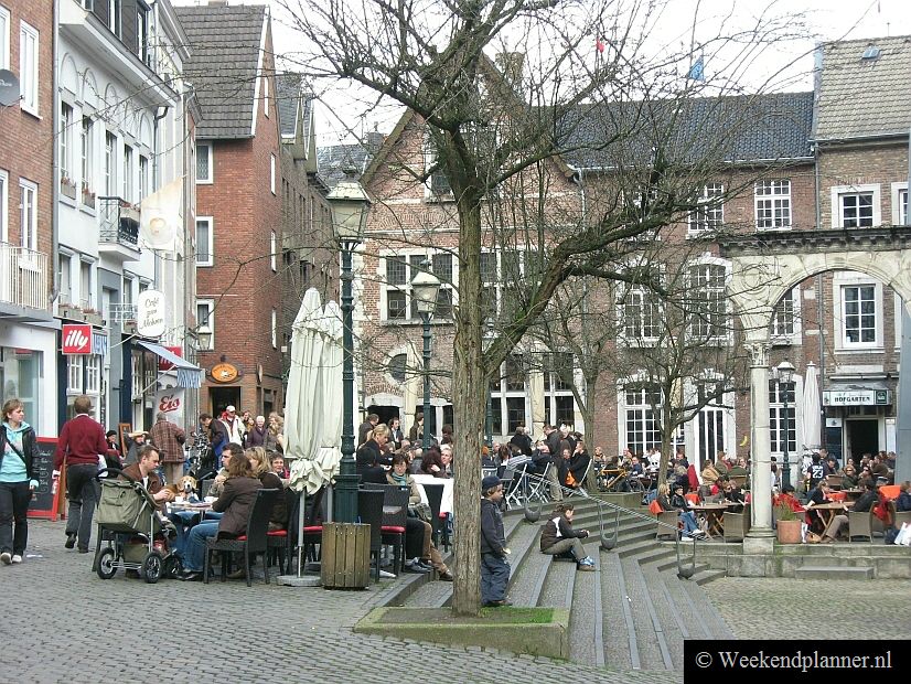 Dit is het pleintje Hof tussen de fraaie winkelstraat Krämerstrasse en de oude straatjes Rommelgasse en de Körbergasse. De zuilen op het plein zijn een reconstructie van de Romeinse zuilenhal die hier ooit stond.