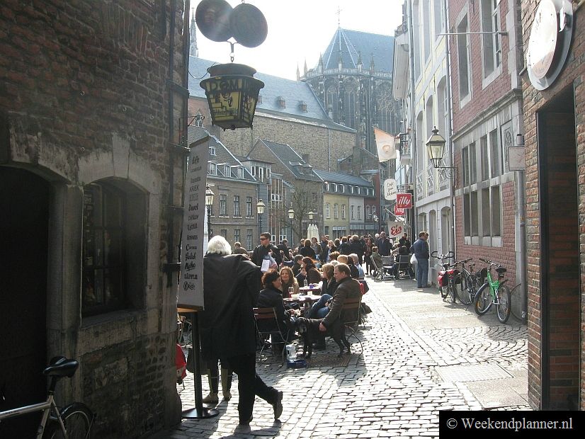 Dit is de Körbergasse en Hof in de binnenstad. Rond de Dom en de Markt van Aken liggen kleine winkelstraatjes met gespecialiseerde winkels en hier en daar pleintjes met een terras.   Een weekend in Aken.