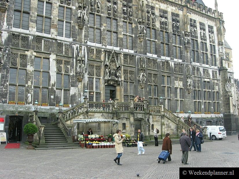 Het stadhuis ligt tegenover de Dom van Aken en tussen de pleinen Katschhof en Markt.   Een weekend in Aken.