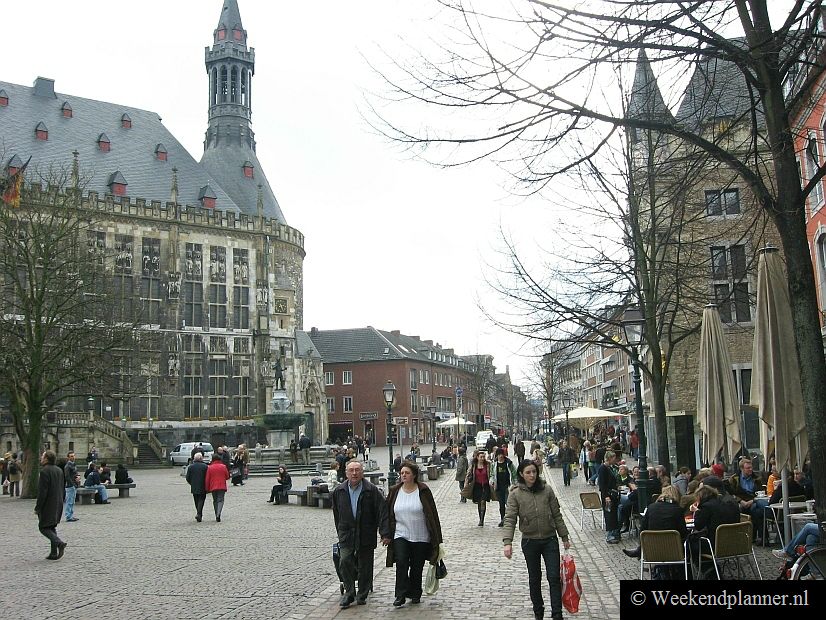 De Markt en het Rathaus liggen vlakbij de Dom. De populaire winkelstraat Grosskölnstrasse begint hier.   Winkelen in Aken.