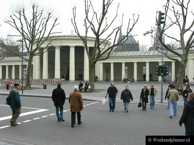 De Elisenbrunnen is een warmwaterbron in de binnenstad van Aken. De bron trekt al sinds de Romeinse tijd bezoekers die hier een kopje geneeskrachtig water komen drinken. Het water stroomt uit een kraan in de muur en is vrij toegankelijk.
