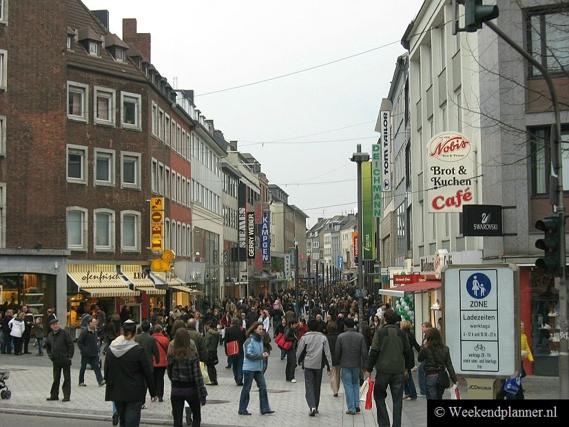 Veel Nederlandse en Belgische bezoekers komen naar Aken om te winkelen. De belangrijkste winkelstraat is de Adalbertstraße. Deze winkelstraat ligt tegenover de Elisenbrunnen.   Winkelen in Aken.
