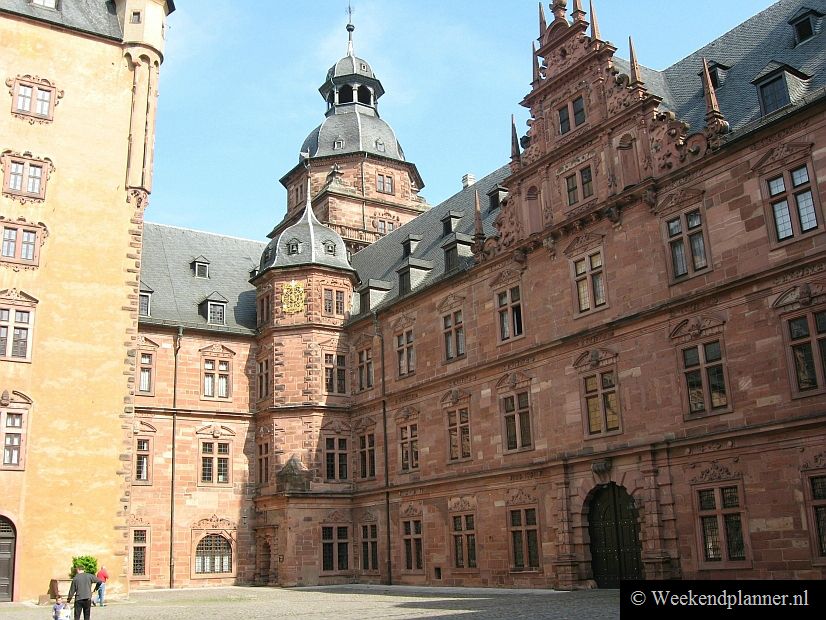 In Schloss Johannisburg zijn drie musea gevestigd, er is een restaurant en een "weinstube" waar je lokale wijnen kunt proeven. De binnenplaats van Schloss Johannisburg is gratis toegankelijk.   Het kasteel van Aschaffenburg.