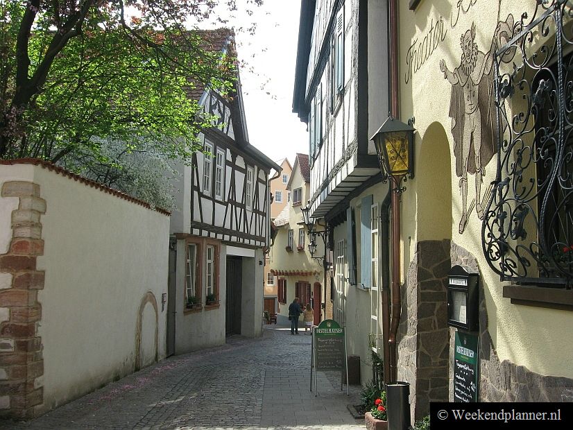 In Aschaffenburg zijn veel van dit soort smalle straatjes met weinstubes en restaurants.   De attracties van Aschaffenburg.