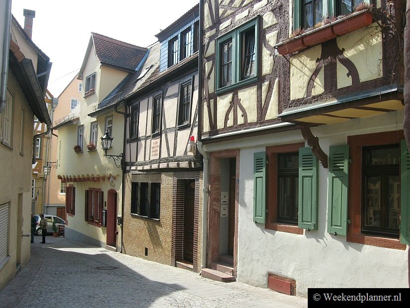 Aschaffenburg heeft een mooi historisch centrum met veel vakwerkhuizen. De stad  ligt in een heuvelachtig gebied, Spessart, met veel leuke dorpen en stadjes, kloosters en kastelen. Het is een leuke plaats als je van fietsen en hiken houdt.