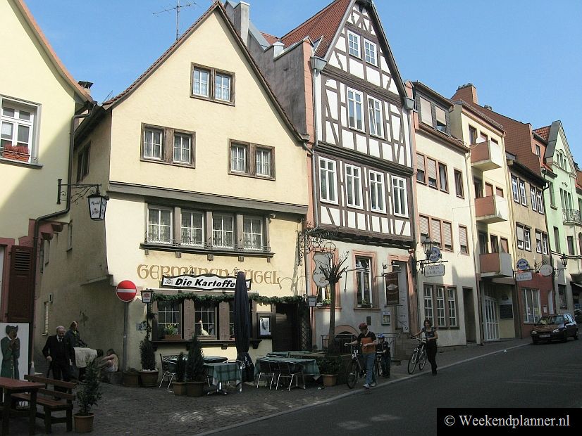 De Duitse stad Aschaffenburg ligt vlakbij Frankfurt aan de Autobahn A3. Met de auto kun je vanuit Aschaffenburg in ongeveer een half uur Frankfurt Airport bereiken.    Overnachten in de buurt van de Autobahn A3.