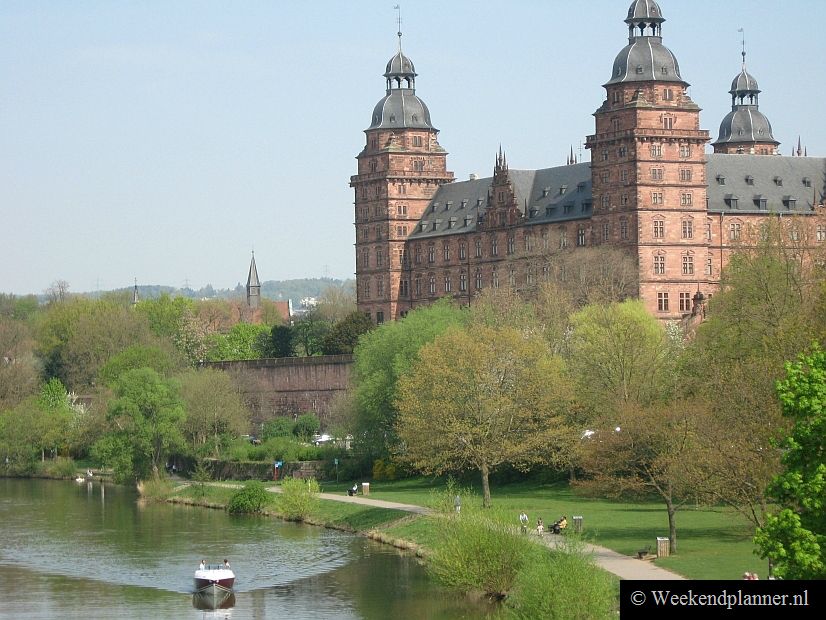  Het 17de-eeuwse kasteel Schloss Johannisburg in Aschaffenburg ligt aan de rivier.   Het kasteel van Aschaffenburg.