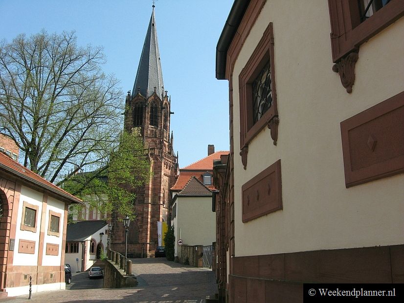 De 1000 jaar oude kloosterkerk "Sankt Peter und Alexander" ligt in het centrum van Aschaffenburg.   De attracties van Aschaffenburg.