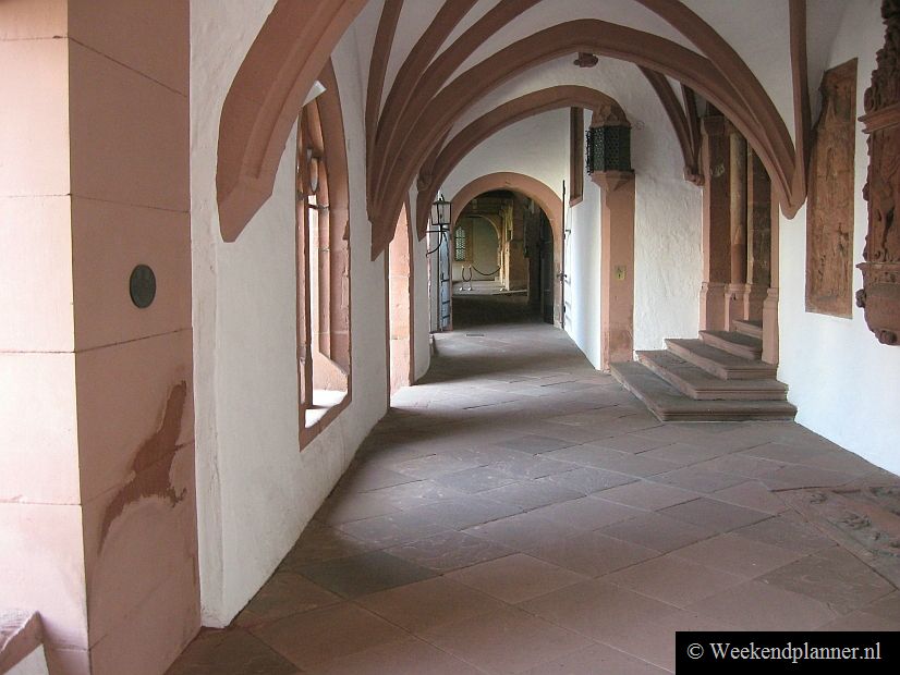 Dit is een twaalfde eeuws gedeelte van het klooster in het centrum van Aschaffenburg. De kloostergang is gratis toegankelijk.   De attracties van Aschaffenburg.