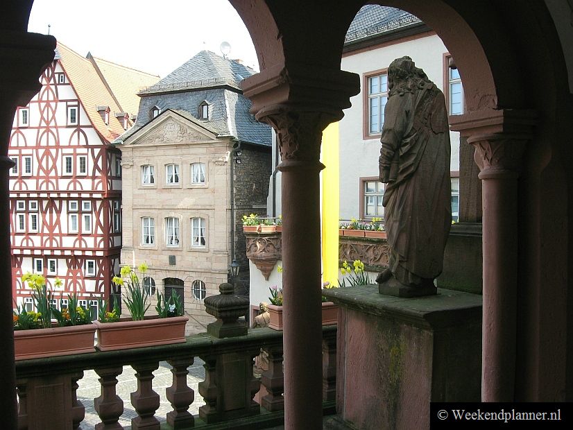 Vanuit de kloosterkerk van  Aschaffenburg  heb je een mooi uitzicht op het centrale plein van de stad.   De attracties van Aschaffenburg.