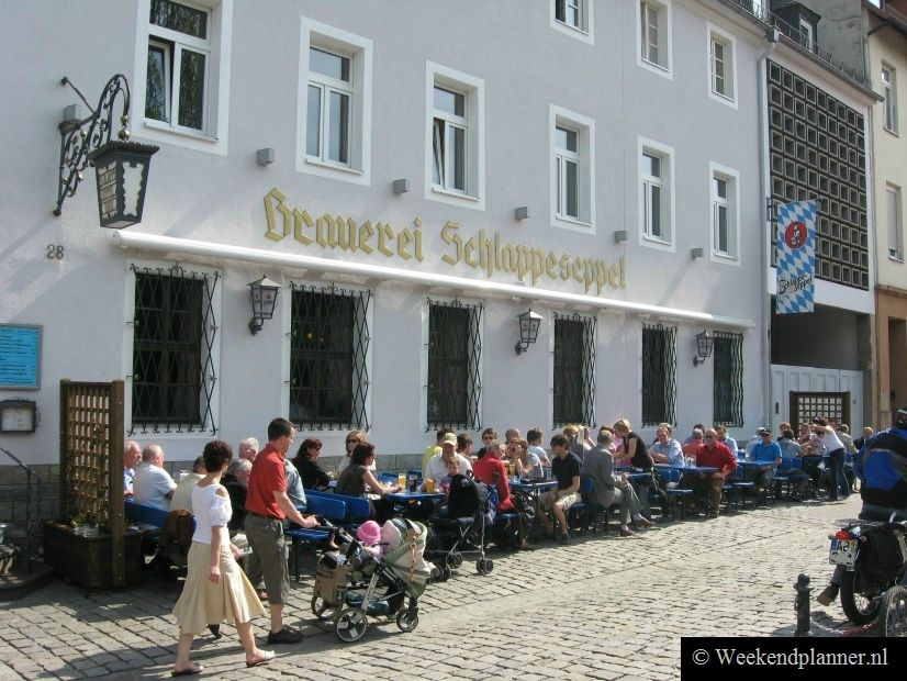 In het centrum van Aschaffenburg zijn veel restaurants, Weinstuben en cafés waar je buiten kunt eten en drinken op een terrasje in de straat. Op de foto zie je Brauerei Schlappeseppel waar je het beroemde Schlappeseppelbier kunt drinken. 