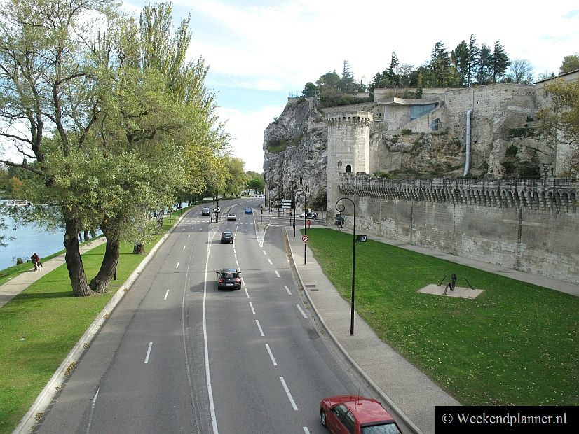 Avignon ligt aan de Route de Soleil en is dan ook gemakkelijk met de auto te bereiken. Je kunt ook met de trein van Parijs naar Avignon reizen.Tip: De steden aan de Route de Soleil.