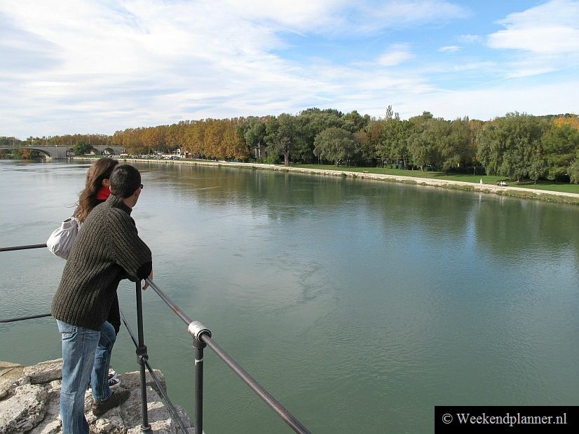 Van de brug in Avignon is nog maar de helft over maar het wordt druk bezocht door toeristen. Tegenover de brug ligt het eilandje Ile de la Barthelasse met een restaurant met terras en een camping. Het uitzicht op Avignon is vanaf het eilandje erg mooi.Tip: De  hotels en campings van Avignon.