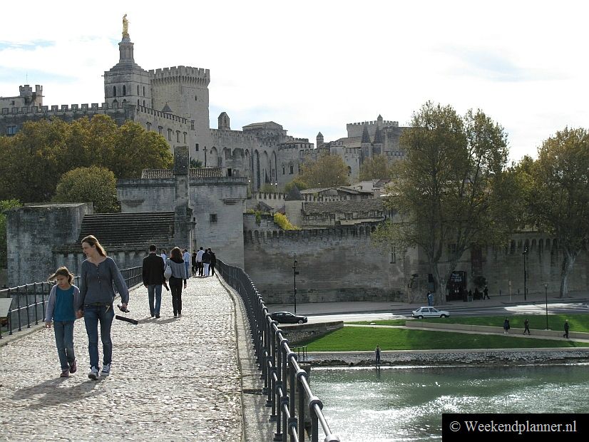 De 14de-eeuwse brug van Avignon ken je waarschijnlijk wel van het kinderliedje "Sur Le Pont D'Avignon".  Je moet aan het begin van de brug wel een kaartje kopen om de brug op te mogen.Tip: De attracties van Avignon.