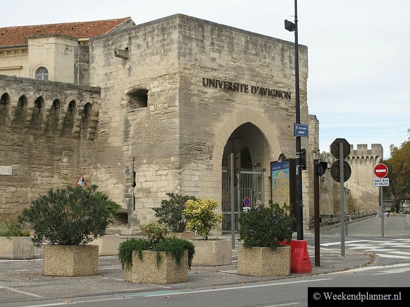 De oude binnenstad van Avignon is volledig ommuurd. Tussen de muren liggen de smalle straatjes en prachtige pleinen van Avignon. Alles is lopend gemakkelijk te bereiken.Tip: Mooie steden in de Provence-Alpes-Côte d'Azur.