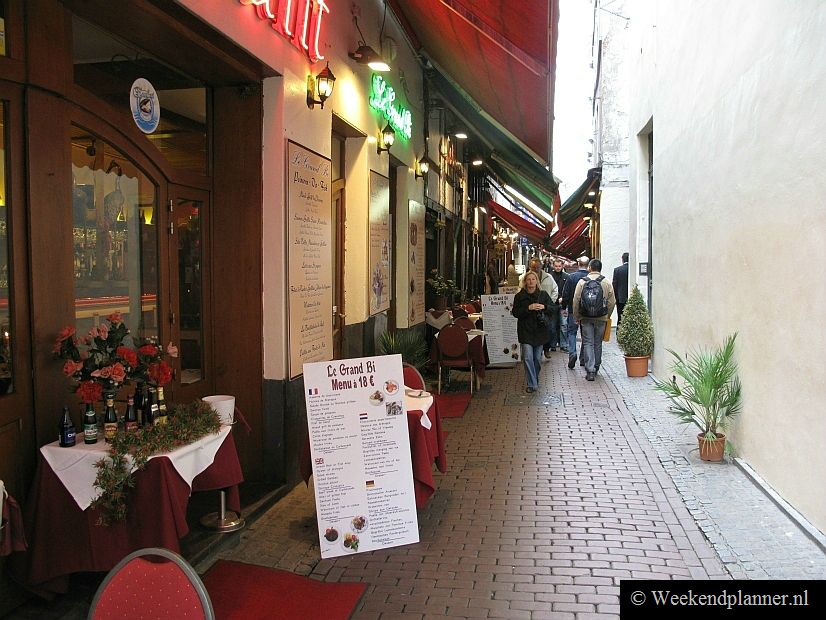 In de middeleeuwen werd Rue des Bouchers voornamelijk bewoond door slagers en beenhouwers. De naam uit de middeleeuwen heeft Rue des Bouchers gehouden. 